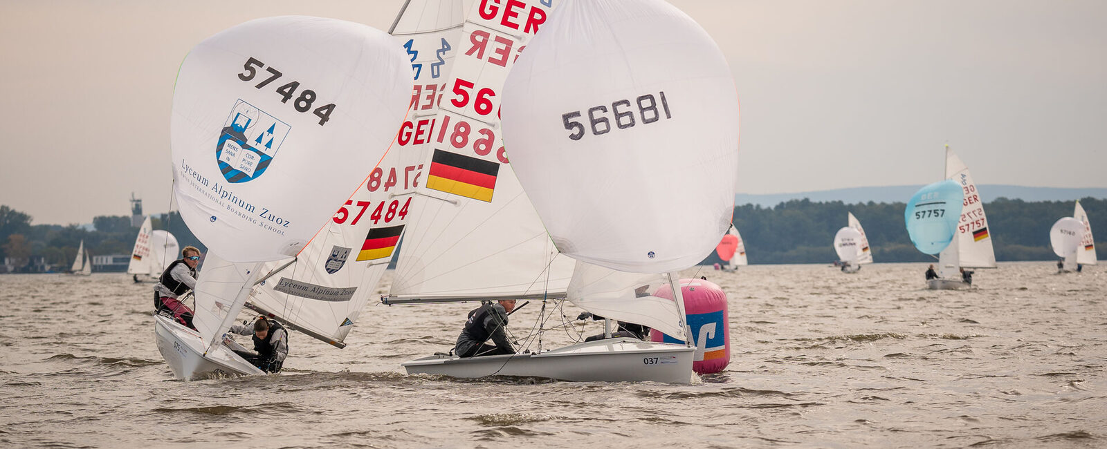 Zwei 420er mit gesetztem Spinnaker auf Raumkurs